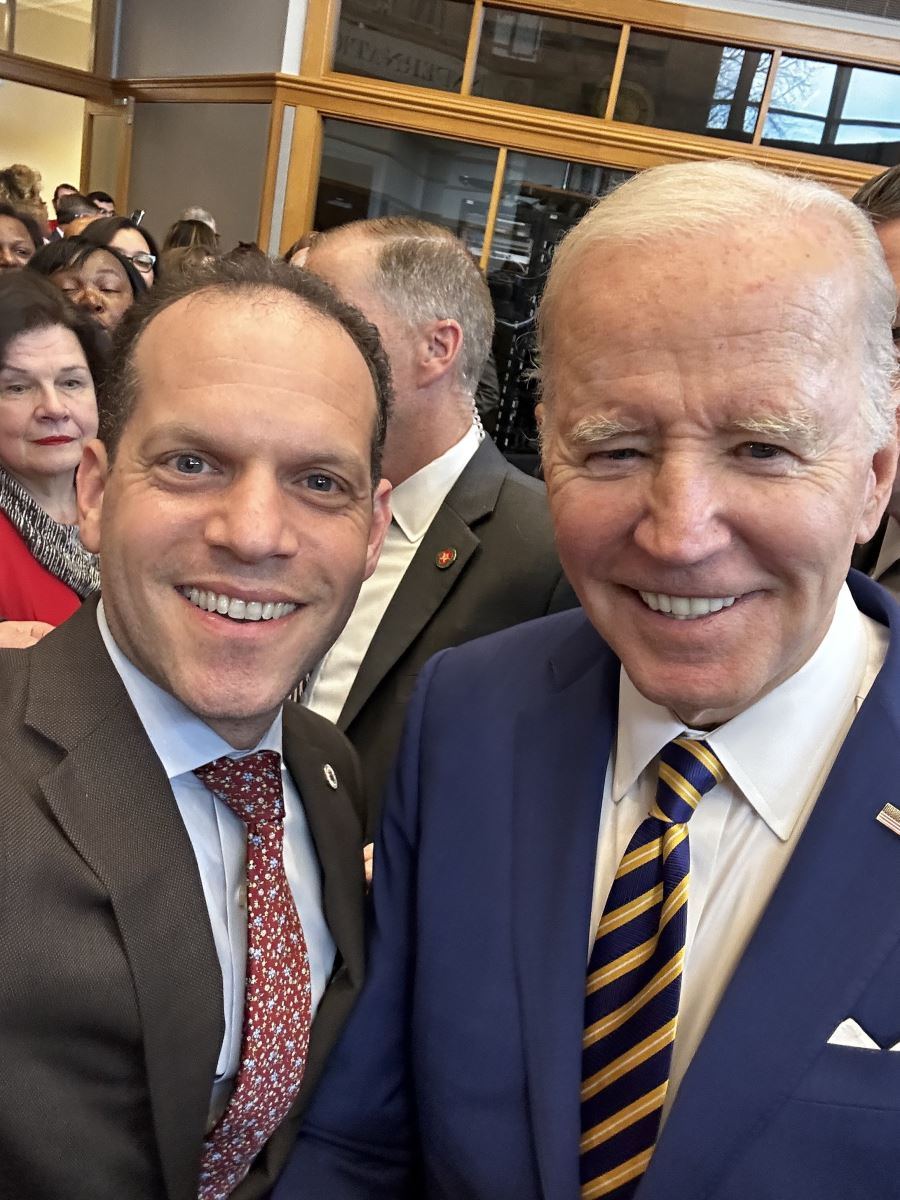 Presidente del Consejo Glass posa para una selfie con el presidente Biden.