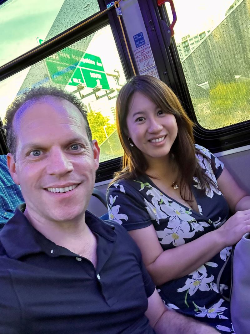 市理事會主席格拉斯（Glass）和工作人員喬伊·尚帕盧 (Joy Champaloux) 乘坐巴士遊覽東郡。