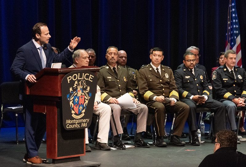 El Presidente del Concejo Andrew Friedson habla al departamento de policía del Condado de Montgomery en un podium en la graduación de la academia de policía.