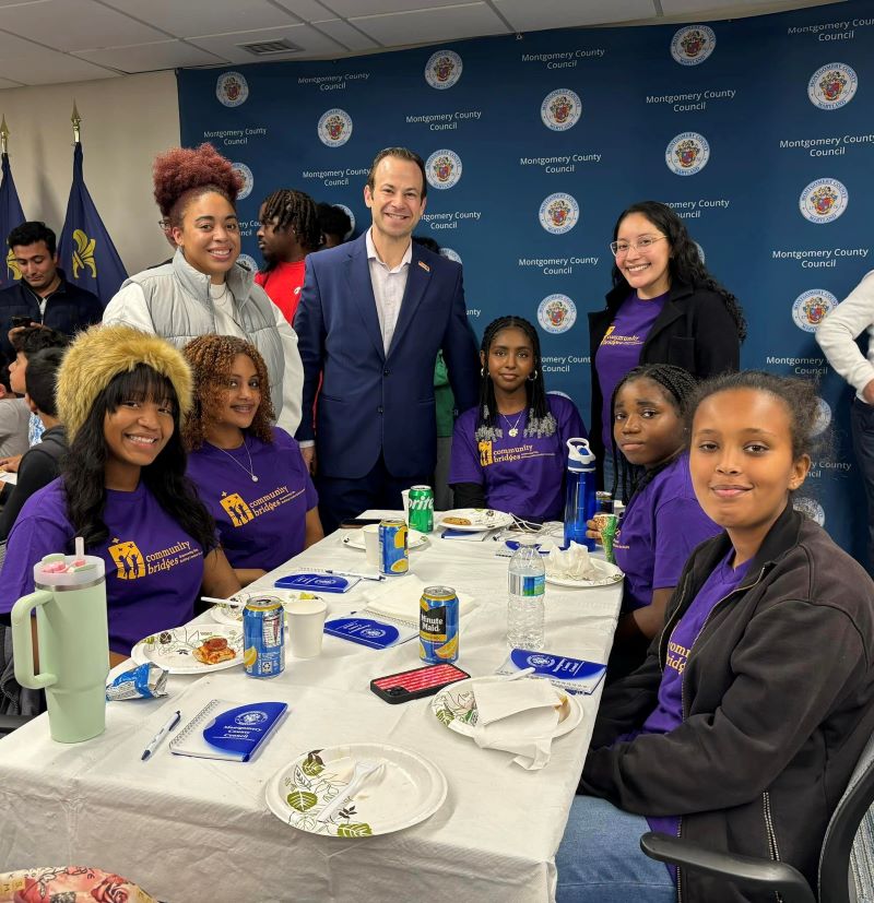 Le président du Conseil, M. Friedson, pose avec des élèves et le personnel de Community Bridges.