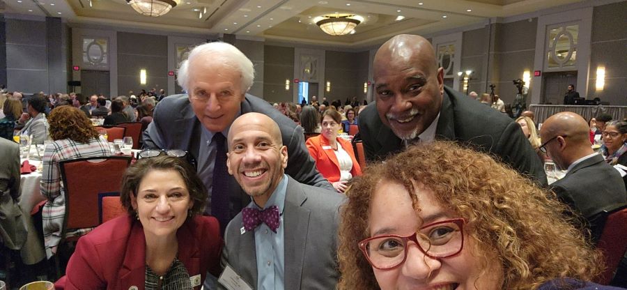 Presidente del Concejo Kate Stewart, el Dr. Williams y líderes de MC posan para una selfie en el Comité para Montgomery conocido en inglés cómo Committee for Montgomery.