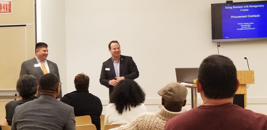 理事會主席Friedson向大家講述蒙哥馬利郡開展業務的情況。