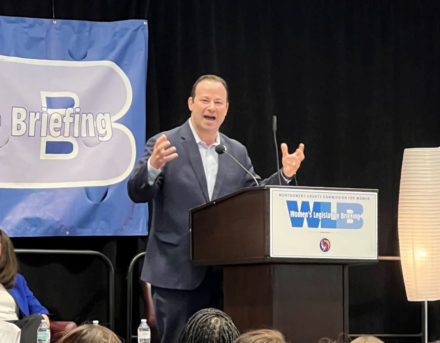 Le président du Conseil Friedson s’exprime depuis le podium lors d’une séance d’information législative sur les femmes.