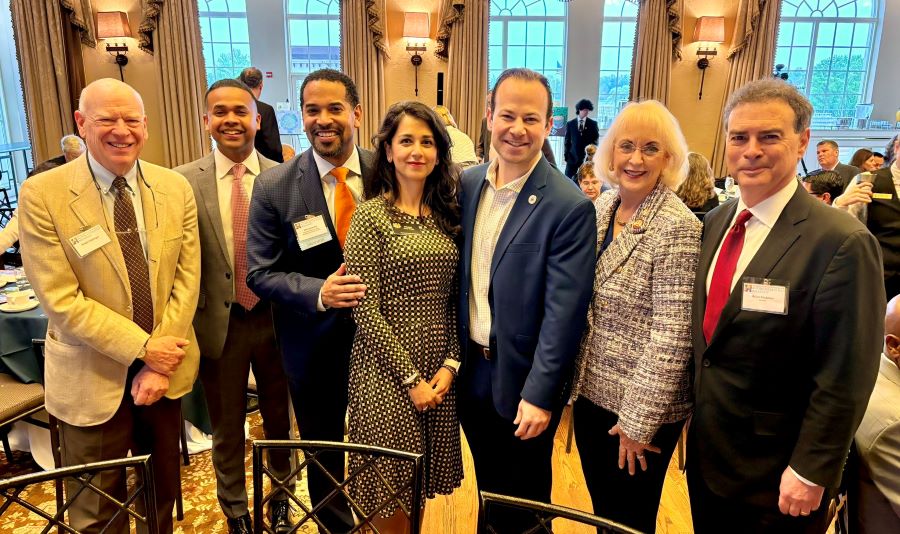 Le président du Conseil Friedson pose en compagnie de responsables de la communauté et d’élus lors du petit-déjeuner Autism After 21.