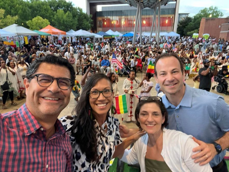 Les membres du Conseil posent pour un selfie avec une foule nombreuse lors de la célébration de la Journée de l'Éthiopie.