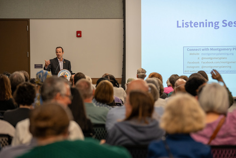 El presidente del Concejo Andrew Friedson habla en un podium en la sesión de las estrategias de vivienda asequible conocido en inglés como Attainable Housing Strategies en Silver Spring.