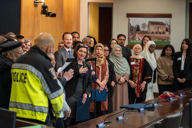 Foto de grupo celebrando el mes de la herencia musulmana estadounidense.