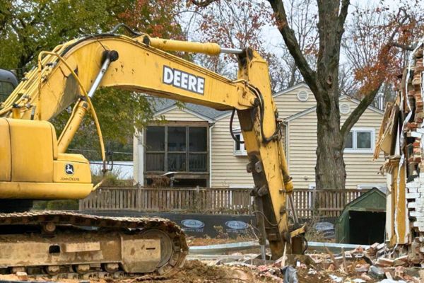 DEERE construction crane at home being used used in home demolition